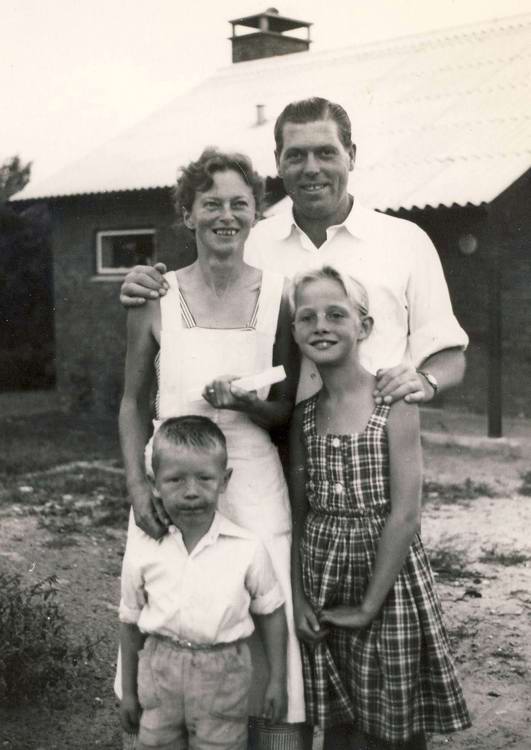 Birgitte med sine adoptiv forældre
