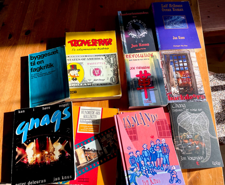 Jans samlede forfatterskab. Han har både  skrevet til voksne og børn, hvor ISMAND!  er tænkt som en bog, bedsteforældre kan  læse for deres børnebørn.